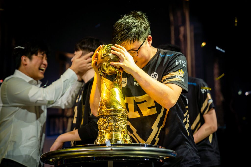 Uzi con la coppa del MSI